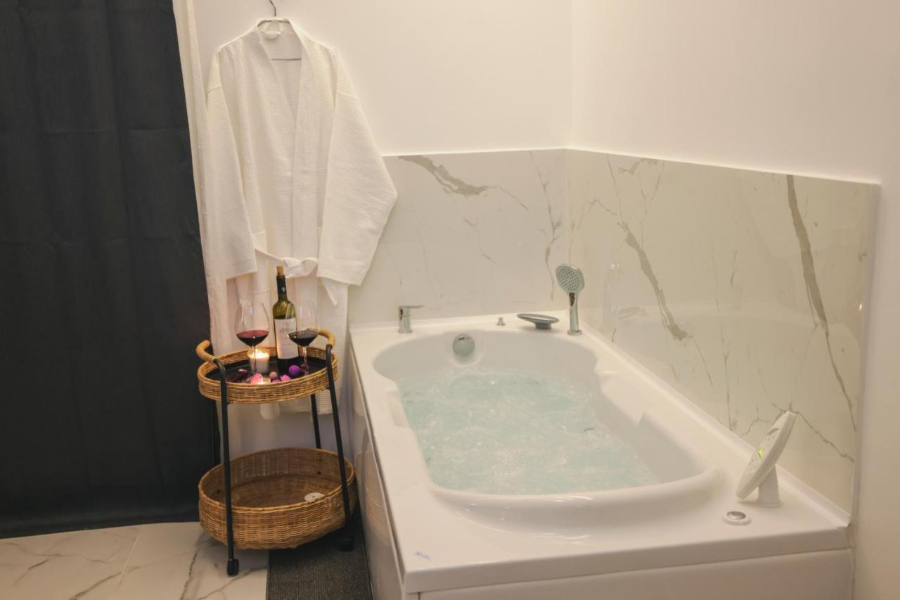Apollo 2 Bd Jacuzzi Suite Athens Luaran gambar