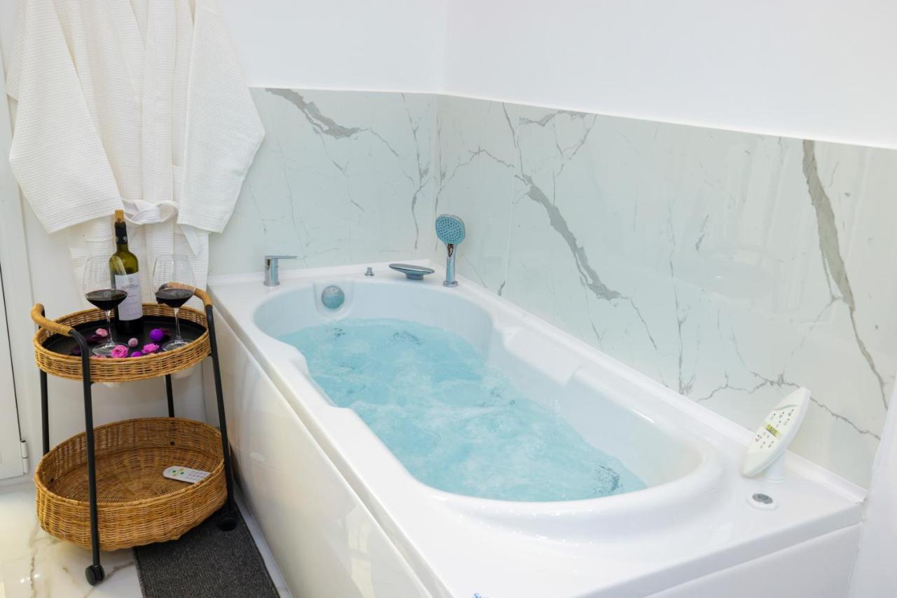 Apollo 2 Bd Jacuzzi Suite Athens Luaran gambar