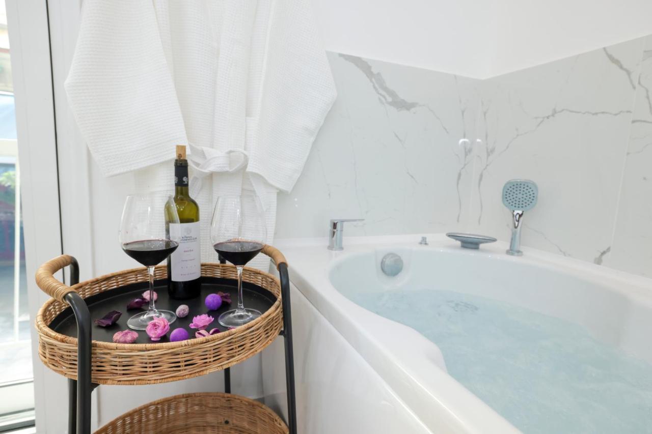 Apollo 2 Bd Jacuzzi Suite Athens Luaran gambar